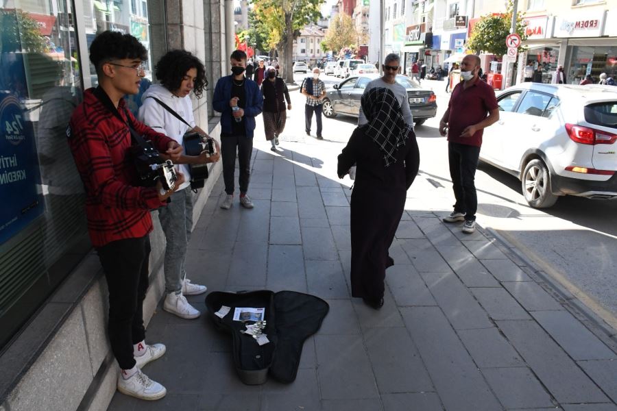 AKSARAYDA GENÇLER HARÇLIKLARINI MÜZİKLE ÇIKARTIYORLAR.!