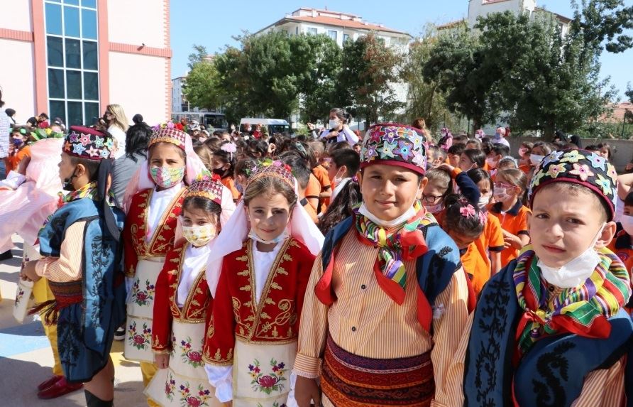 YENİ EĞİTİM- ÖĞRETİM YILI  TÖRENLERLE BAŞLADI.!