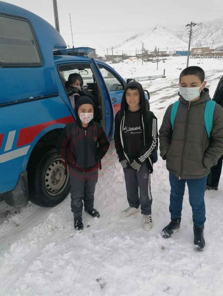 AKSARAY JANDARMASI SERVİSLERİ ARIZALANAN ÖĞRENCİLERİN YARDIMINA YETİŞTİ.!