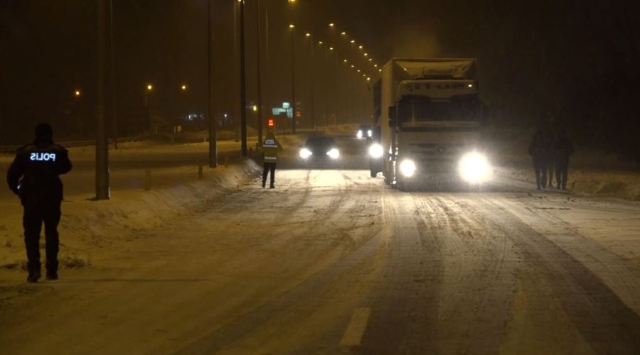 AKSARAY DA TRAFİK KAR YAĞIŞINDAN ÇOK ETKİLENDİ.!