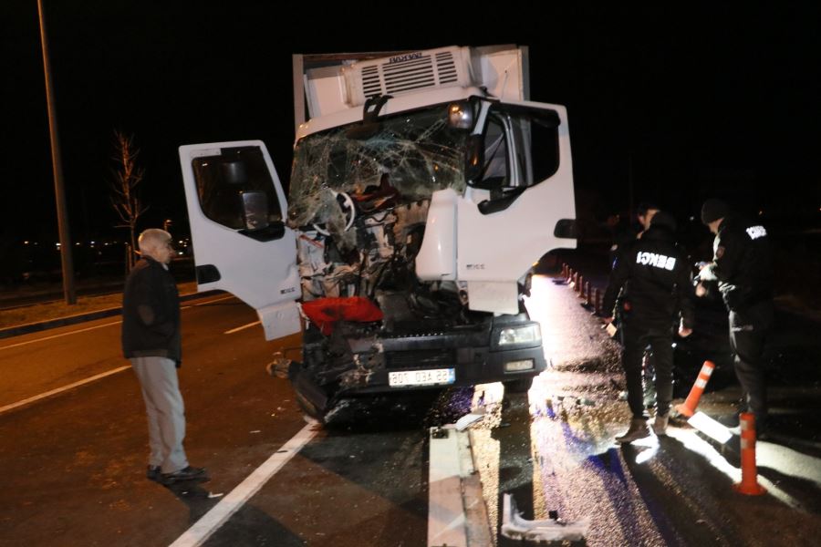 AKSARAY-ANKARA YOLUNDA TRAFİK KAZASI 1 KİŞİ AĞIR YARALANDI .!