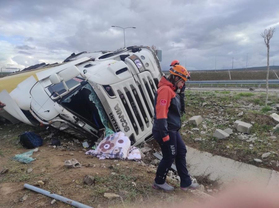 TIR ŞARAMPOLE DEVRİLDİ.SÜRÜCÜ HAYATINI KAYBETTİ!